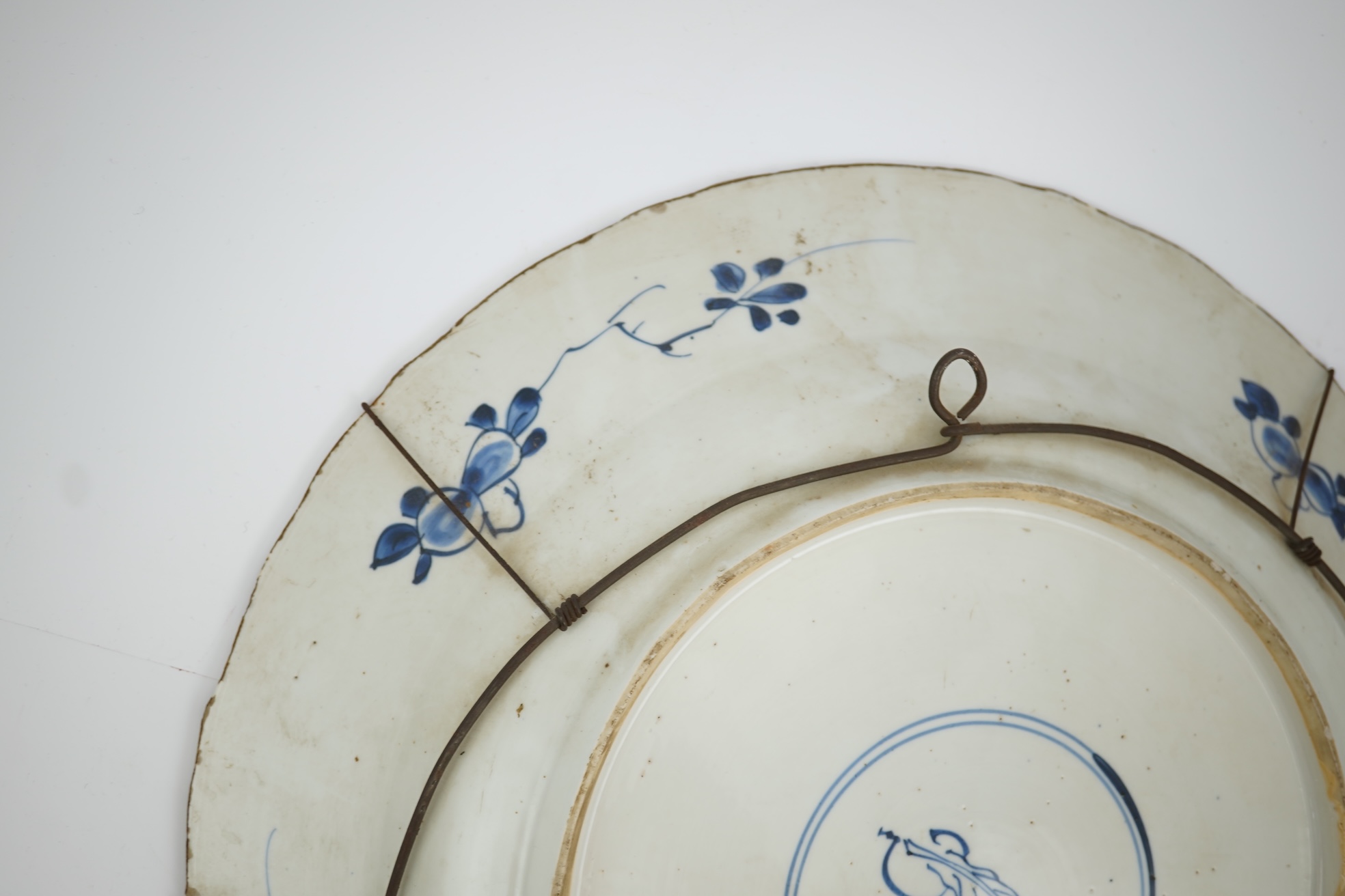 A Chinese blue and white charger, Kangxi period (1662-1722)